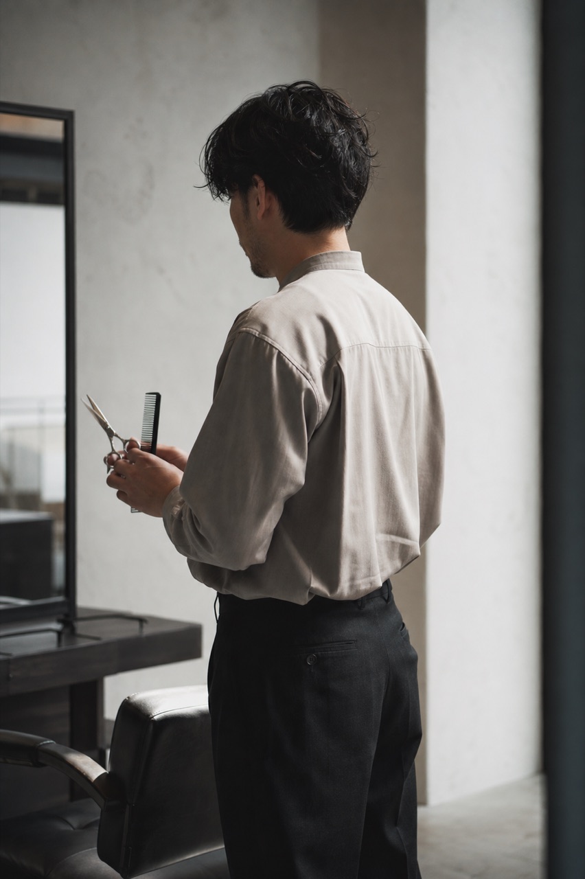 後ろ姿で写るスタッフの高瀬 匠