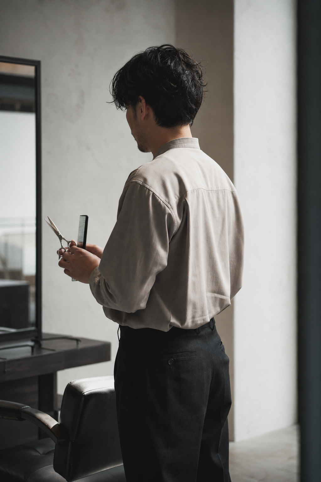 後ろ姿で写るスタッフの高瀬 匠